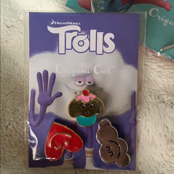 *price drop* Trolls bracelet & 3 pins! NIP $18 - Picture 3 of 6
